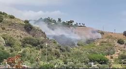 Catania: collina di Vampolieri, ancora fiamme, ancora devastazione