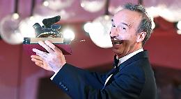 Mostra di Venezia, Benigni mattatore: «Io meritavo un gattino, il Leone è di Nicoletta»