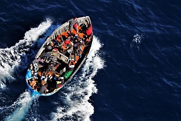 Scafisti "razzisti" stipavano migranti in base a nazionalità: fermati dopo sbarco