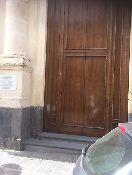 Picanello (Ct): sostanza chimica per impedire ai cani di urinare