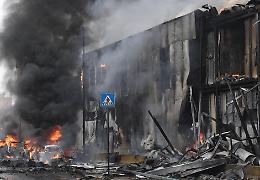 Aereo si schianta contro un palazzo: otto morti, tra cui un bimbo, nel Milanese