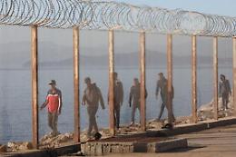 Migranti, 12 Paesi europei chiedono recinzioni e muri alle frontiere