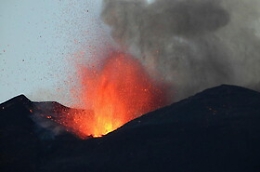 L'Etna torna a farsi sentire con tremori, bagliori ed emissione di cenere