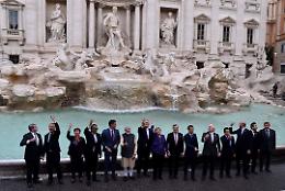 I Grandi del G20 lanciano moneta da 1 euro nella Fontana di Trevi