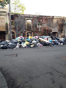 Catania: via Plebiscito abbandonata, strada bloccata dai rifiuti