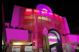 Rapina in gelateria: cassiera colpita con il calcio della pistola