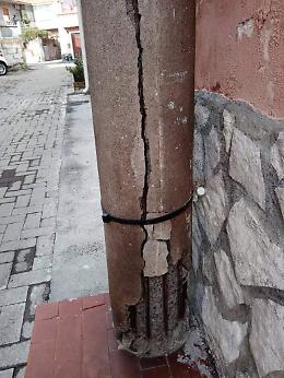 Aci Catena (Ct): via Falcone, palo della luce pericolante