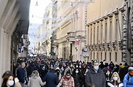 In Italia contagi in aumento con picchi fra 30enni e 50enni