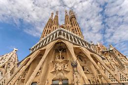La Sagrada Familia si "allunga": in cima svetta una nuova torre