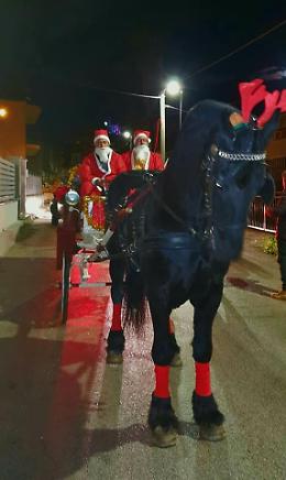 Babbo Natale arriva con il carro stracolmo di doni