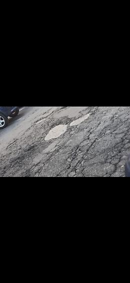 Mascalucia: manto stradale distrutto da anni