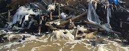 Plastica dismessa dalle serre finisce in spiaggia a Marina di Acate