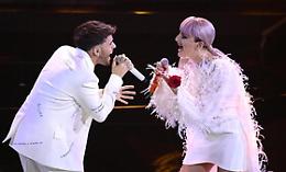 Sanremo, Alex Baroni "rivive" sul palco con l'omaggio di Aka7even e Arisa