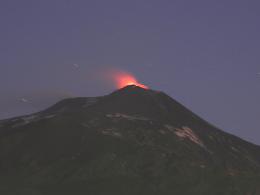 Etna, modesto trabocco lavico dal cratere di Sud-Est