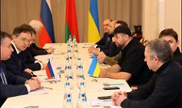 Ucraina, anche la Russia chiude i suoi cieli ai voli europei, stallo nei colloqui di pace e il rublo affonda