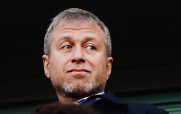 Abramovich cede il Chelsea: &laquo;Gli utili alle vittime della guerra in Ucraina&raquo;