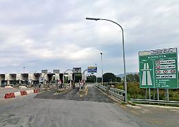 Sbalzato fuori dall'auto precipita da un viadotto e muore, ferito il figlio