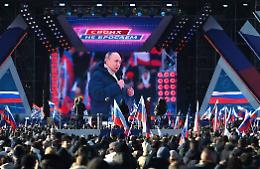 Lo show di Putin che inneggia all'annessione della Crimea, Xi Jinping a Biden: «La guerra non è interesse di nessuno»