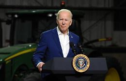 Artiglieria ed elicotteri americani in Ucraina, Biden: «Non molliamo ora»