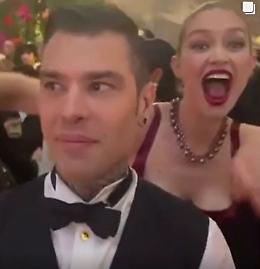 Chiara Ferragni balla con Musk, Gigi Hadid abbraccia Fedez