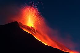 Eruzione dell'Etna: il rosso della lava nella notte