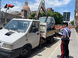 Con un autocarro in prestito rubano due auto: beccati dai carabinieri