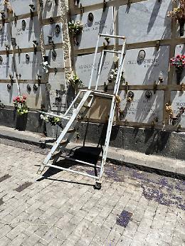 Catania: salti mortali per deporre i fiori al cimitero