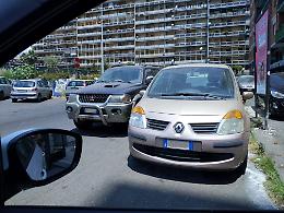 Catania: auto in doppia fila da tre giorni