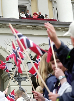 Norvegia: banca centrale alza tasso oltre stime a 1,25%