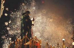 San Calogero, gli operai Esa eliminano le erbacce e salvano i fuochi d'artificio alla Villa del Sole