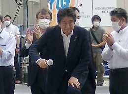 Shinzo Abe &egrave; morto: &egrave; stato ucciso a colpi d'arma da fuoco durante un comizio