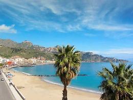 Giardini Naxos, catanese di 72 anni muore annegato: forse un malore mentre faceva il bagno