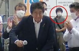 L'assassino di Shinzo Abe a due passi dalla sua vittima pochi secondi prima di fare fuoco