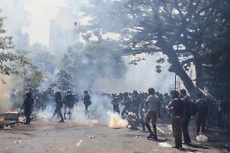 Sri Lanka: manifestanti irrompono nell'ufficio del premier