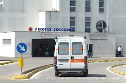 Bimbo beve acqua e candeggina e la madre tenta il suicidio