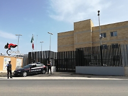 Pretende dal "cliente" i soldi per la droga non consegnata