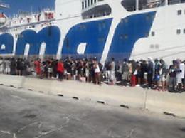Migranti, hotspot Lampedusa si va svuotando. Salvini: «Fuga organizzata»