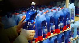 Ecco perché l'acqua frizzante comincia a scarseggiare negli scaffali: il rischio aumenti