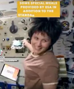 Samantha Cristoforetti si diverte sui social: ecco cos'&egrave; il bonus food