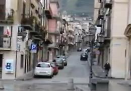 Fa il "pazzo" con l'auto e posta bravata su TikTok: raffica di multe