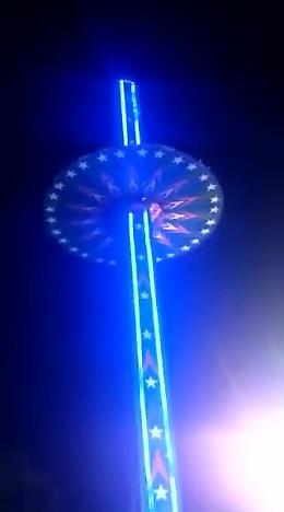 Giostra cade da 25 metri: molti feriti tra mamme e bambini