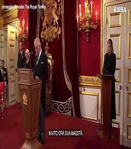 Carlo è ufficialmente re: il momento della firma dell'atto della proclamazione