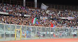 Bomba carta durante Catania-Potenza, ferito un ventenne in curva Nord