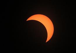 Il 25 ottobre tutti col naso all'insù: c'è l'eclissi solare visibile anche in Italia