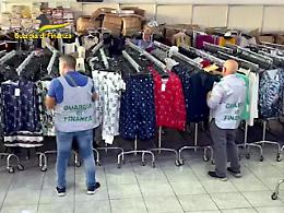 Abiti con griffes contraffatte in un capannone gestito da cinese a Misterbianco: sequestrati