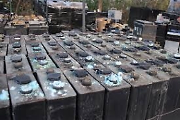 Ventuno tonnellate di batterie esauste abbandonate in un terreno a Messina