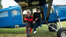Le paure (e il coraggio) di Lorenzo Fragola e Mameli che per il nuovo video si lanciano da un aereo