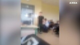 Pugno allo stomaco dell'alunno che lo sfotte: sospeso prof  (IL VIDEO)
