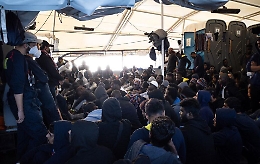 Ispezione a bordo sulla Humanity 1 in rada a Catania: serve a decidere chi può sbarcare