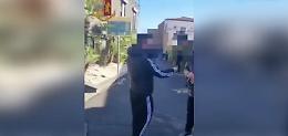 Ecco come "vendeva" i passaporti davanti la Questura di Catania (video)